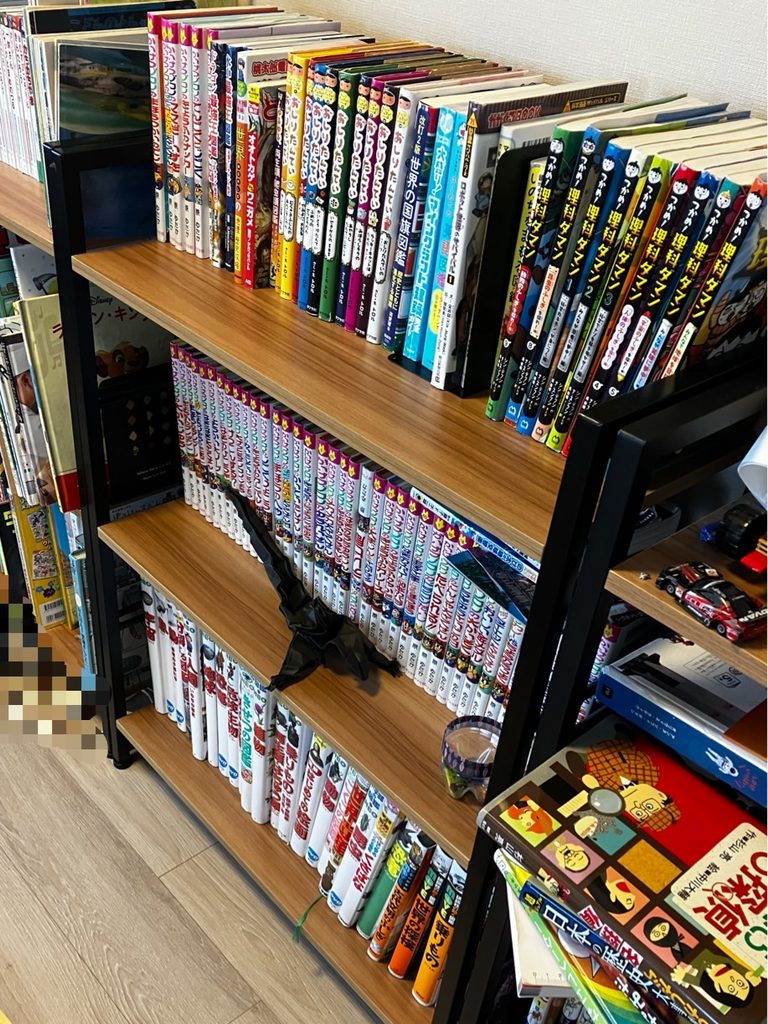 かいけつゾロリや理科ダマン、図鑑などが並ぶ子ども用の本棚
