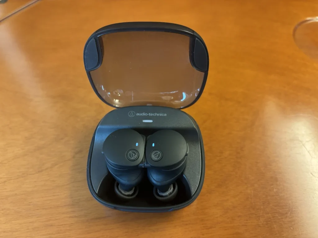 ATH-CKS50TW2を充電ケースに収納した状態