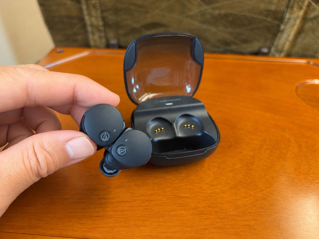 ATH-CKS50TW2のマグネティックスイッチで左右のイヤホンを接続した状態